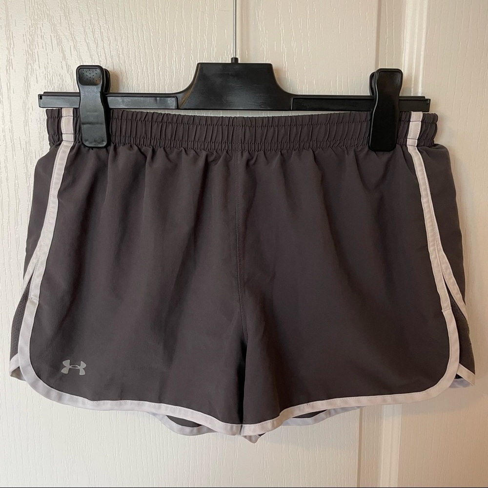 🌺 Under Armour Shorts. Gently Used Condition. Size Medium.